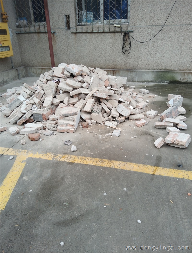 砸墙拆除旧房改造