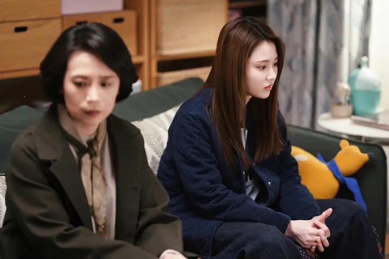 你身边有没有这样的人？或者，你自己是不是也有过类似的经历？  “明明在公司受了气，回家却对着妻子大喊大叫；  在外面对朋友温和有礼，转头就对孩子没耐心；  对陌生人客客气气，却总因为一点小事和父母争吵。”  明明知道不该把坏情绪发泄在亲